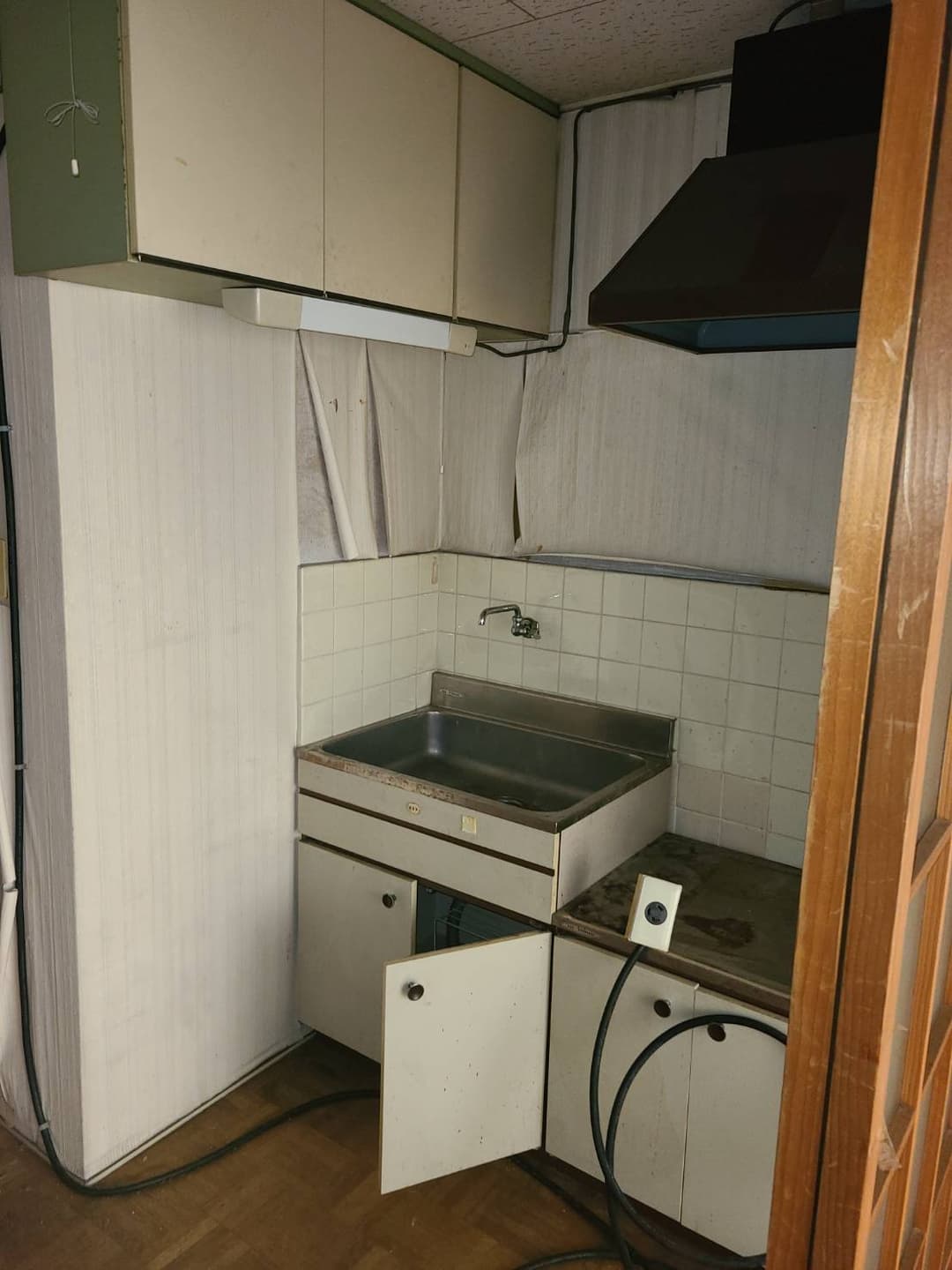 キッチンからシャワールームにリフォーム before