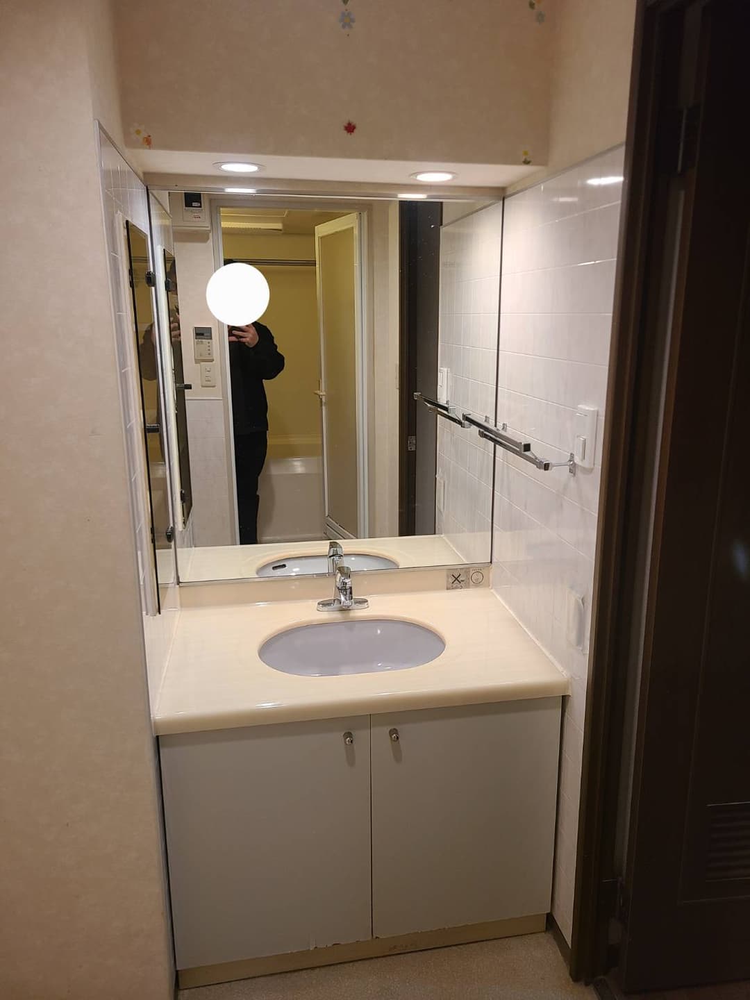 洗面台の壁を棚に変更して新しい洗面台へリフォーム before